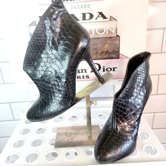 VINCE CAMUTO BLACK SNAKE SKIN BOOTIE 7 - Picture 1 of 4